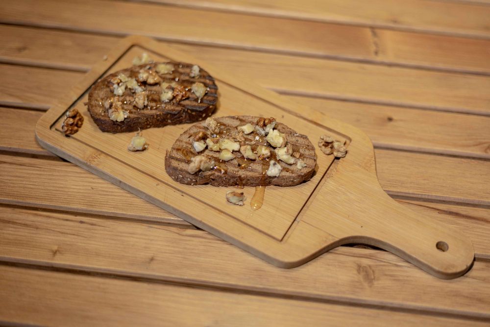 Брускетта с орехами и с медом
