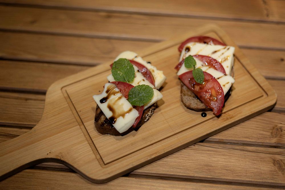 Мини Брускетта Томаты с Моцареллой