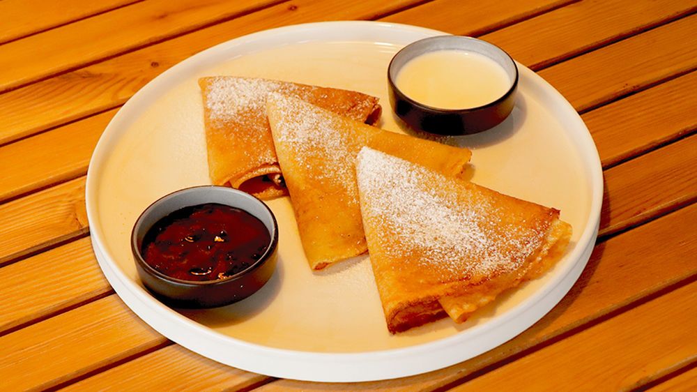 Блины со сметаной и джемом