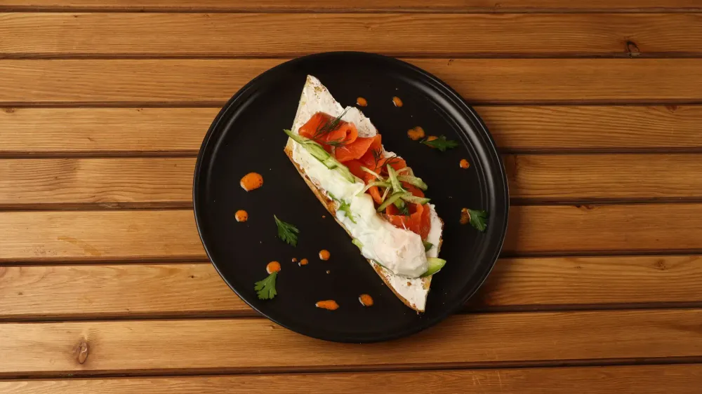 Брускетта с авокадо, форелью и яйцом пашот