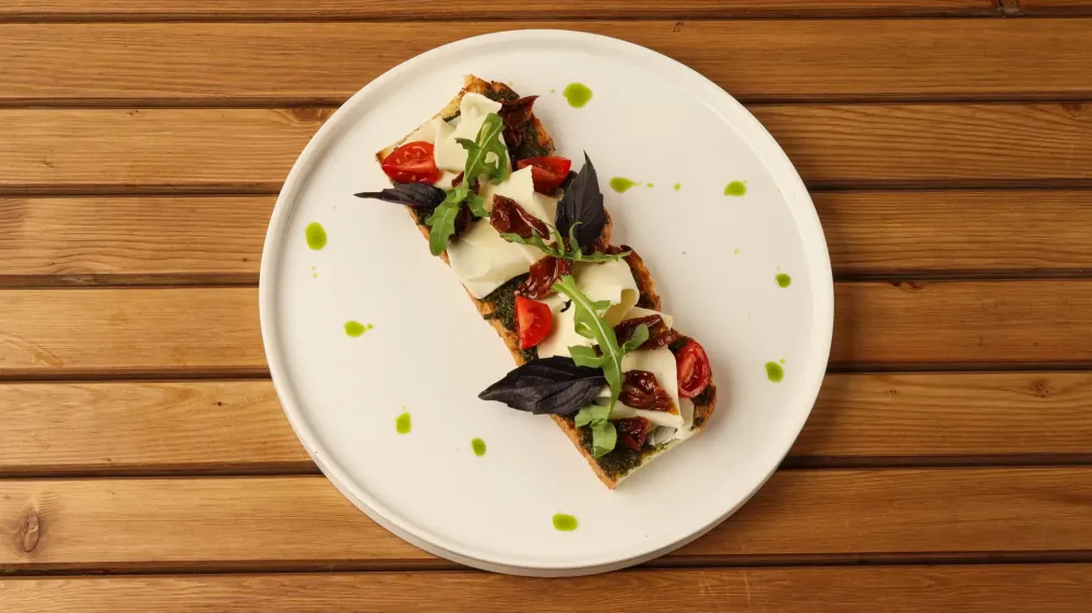 Брускетта с моцареллой и вяленными томатами