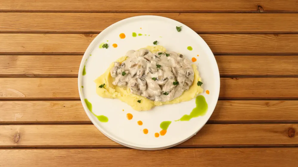 Курица с грибами в сливочном соусе