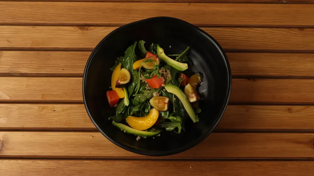 Салат с форелью киноа и фруктами