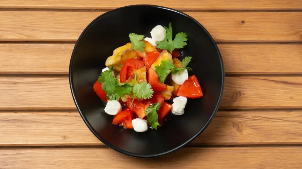 Салат с хрустящими баклажанами